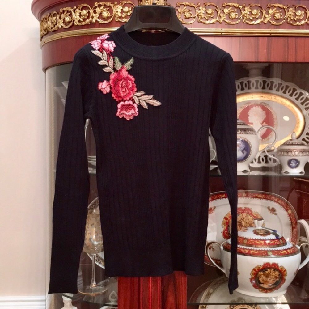 Cliche Sweater Top with flower appliqué